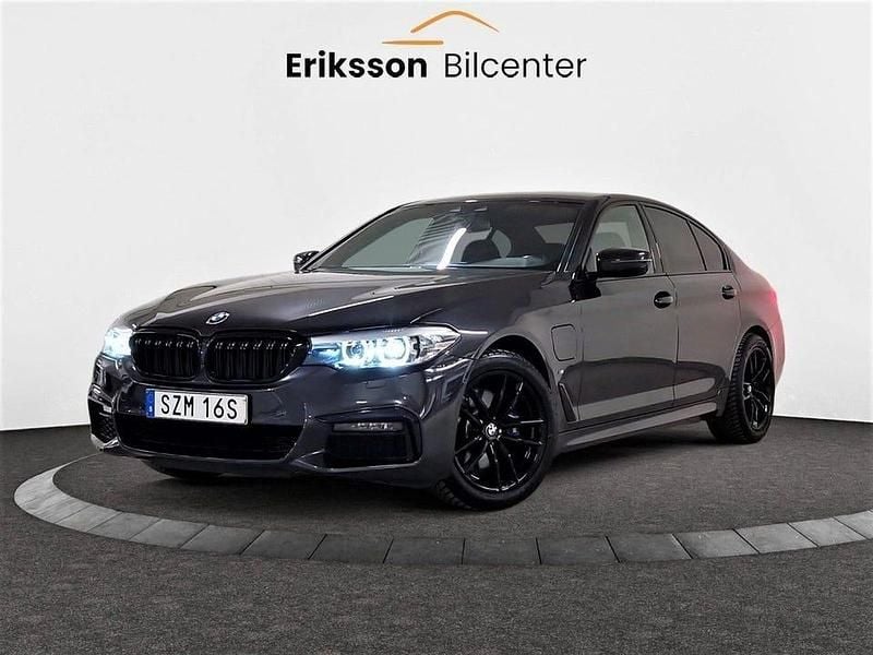 Grå Begagnad 2020 BMW 530 iPerformance Sedan | 349 900 kr (Marknadspris) - Bild 1/4