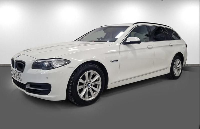 Vit Begagnad 2016 BMW 520 Kombi | 139 000 kr (Marknadspris) - Bild 1/4