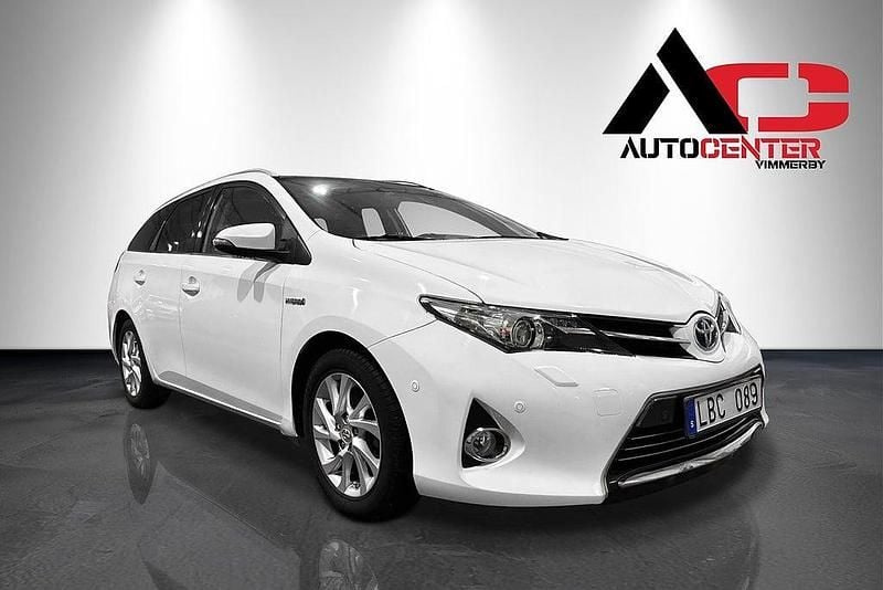 Vit Begagnad 2013 Toyota Auris Hybrid Executive Kombi | 112 000 kr (Bra pris) - Bild 1/4