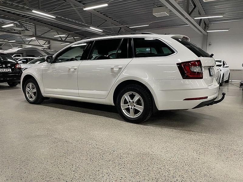 Begagnad Skoda Octavia Ambition 150 HK (110 kW) 2018 Vit Kombi