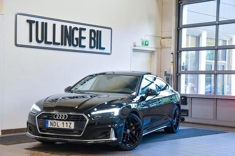 Svart Begagnad 2021 Audi A5 Sportback Comfort Halvkombi | 339 900 kr (Marknadspris) - Bild 1/4