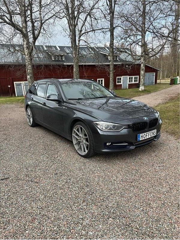 Grå Begagnad 2015 BMW 320 Sport Line Kombi | 120 000 kr (Lite dyr) - Bild 1/4