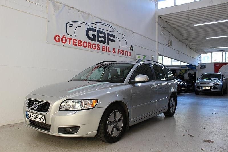Ljusgrå Begagnad 2010 Volvo V50 Momentum Kombi | 84 900 kr (Lite dyr) - Bild 1/4