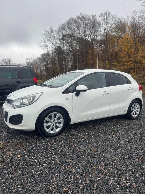 Vit Begagnad 2012 Kia Rio Halvkombi | 32 900 kr (Marknadspris) - Bild 1/4