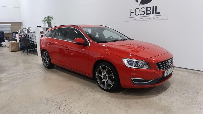 Röd Begagnad 2015 Volvo V60 Kombi | 109 900 kr (Marknadspris) - Bild 1/4