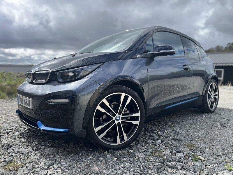 Grå Begagnad 2022 BMW i3 Halvkombi | 239 000 kr (Marknadspris) - Bild 1/4