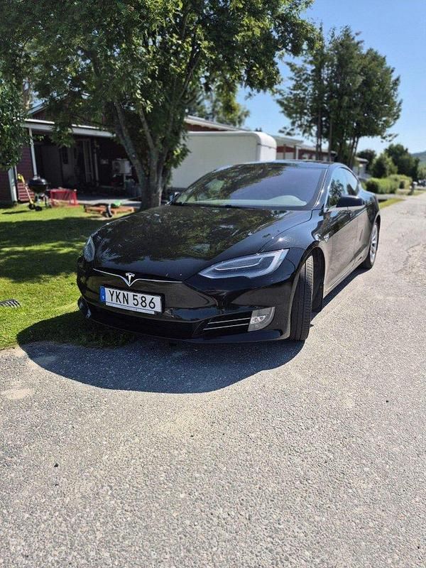 Svart Begagnad 2017 Tesla Model S Sedan | 225 000 kr (Marknadspris) - Bild 1/4
