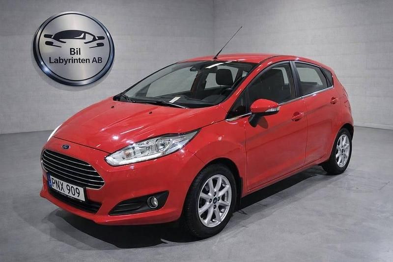 Röd Begagnad 2015 Ford Fiesta Titanium Halvkombi | 99 900 kr (Marknadspris) - Bild 1/4