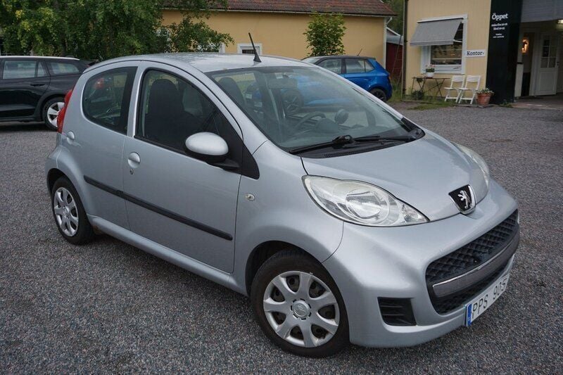 Grå Begagnad 2009 Peugeot 107 Halvkombi | 29 900 kr (Marknadspris) - Bild 1/4