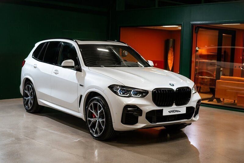 Vit Begagnad 2022 BMW X5 Efficient Dynamics SUV | 699 900 kr - Bild 1/4