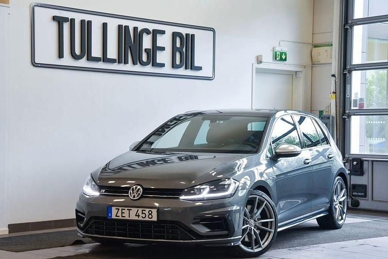 Mörkgrå (grå) Begagnad 2018 VW Golf VII R Halvkombi | 299 800 kr (Dyr) - Bild 1/4