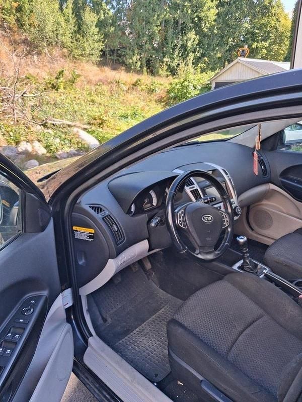 Svart Begagnad 2008 Kia Ceed 4 Halvkombi | 7 000 kr (Superpris) - Bild 1/4
