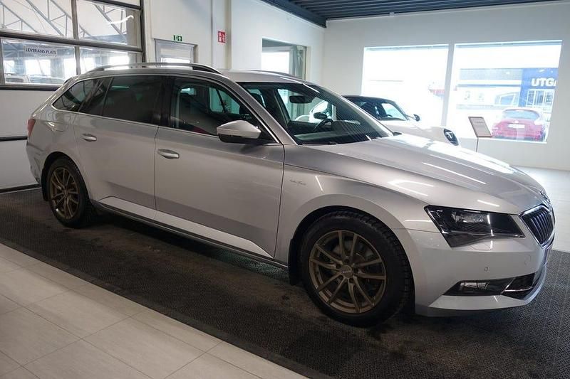 Begagnad Skoda Superb Business Line 190 HK (139 kW) 2019 Silver Kombi