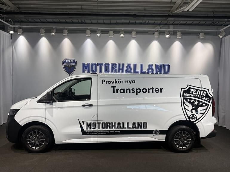 Vit Begagnad 2025 VW Transporter Van | 519 900 kr (Superpris) - Bild 1/4