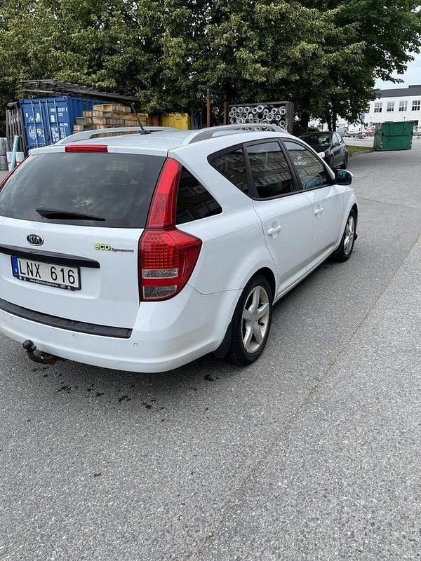 Vit Begagnad 2011 Kia Ceed Sportswagon Kombi | 35 500 kr (Bra pris) - Bild 1/4