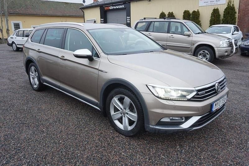 Ljusbrun Begagnad 2016 VW Passat Alltrack Kombi | 169 900 kr (Marknadspris) - Bild 1/4