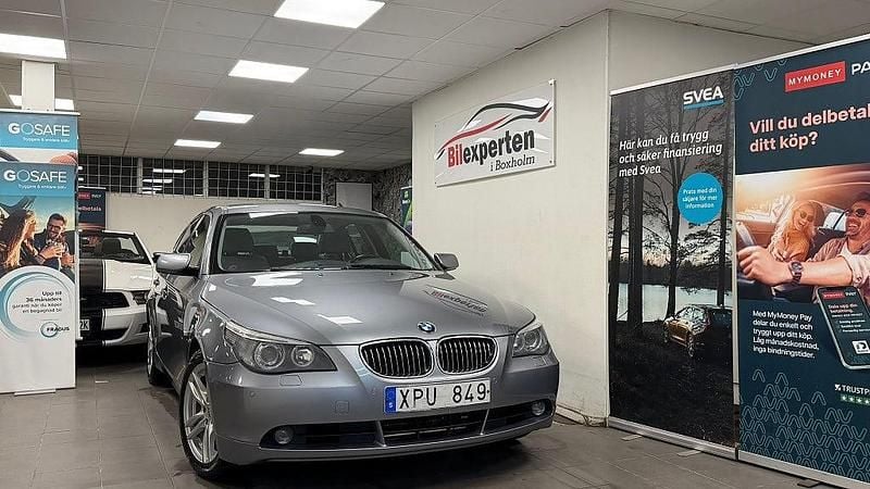 Ljusgrå Begagnad 2006 BMW 530 Sedan | 64 900 kr (Bra pris) - Bild 1/4