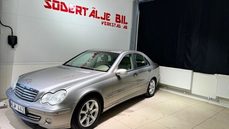 Silver Begagnad 2004 Mercedes C200 Classic Sedan | 54 900 kr (Marknadspris) - Bild 1/4