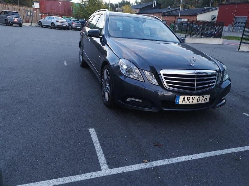 Grå Begagnad 2010 Mercedes E350 Kombi | 74 900 kr (Marknadspris) - Bild 1/4