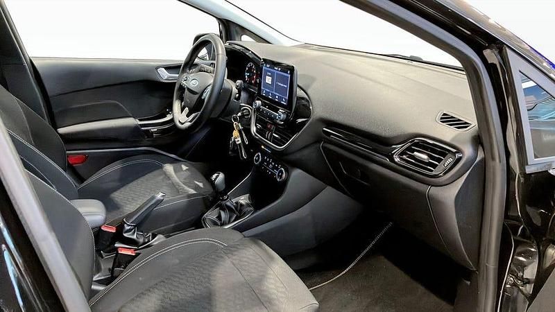 Begagnad Ford Fiesta Titanium 99 HK (72 kW) 2023 Svart Halvkombi