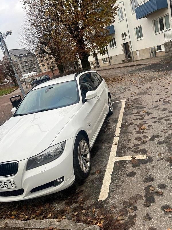 Vit Begagnad 2012 BMW 320 Kombi | 110 000 kr (Bra pris) - Bild 1/3