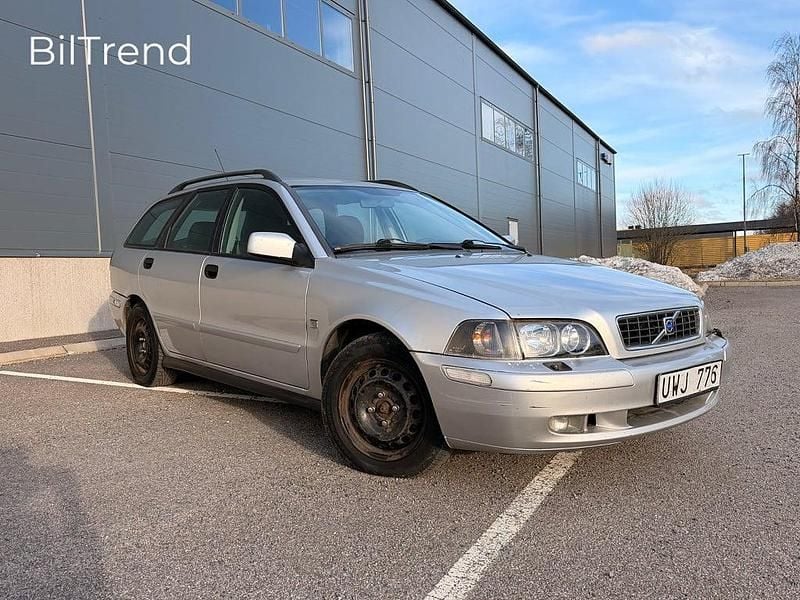 Grå Begagnad 2004 Volvo V40 Standard Kombi | 29 900 kr (Marknadspris) - Bild 1/4