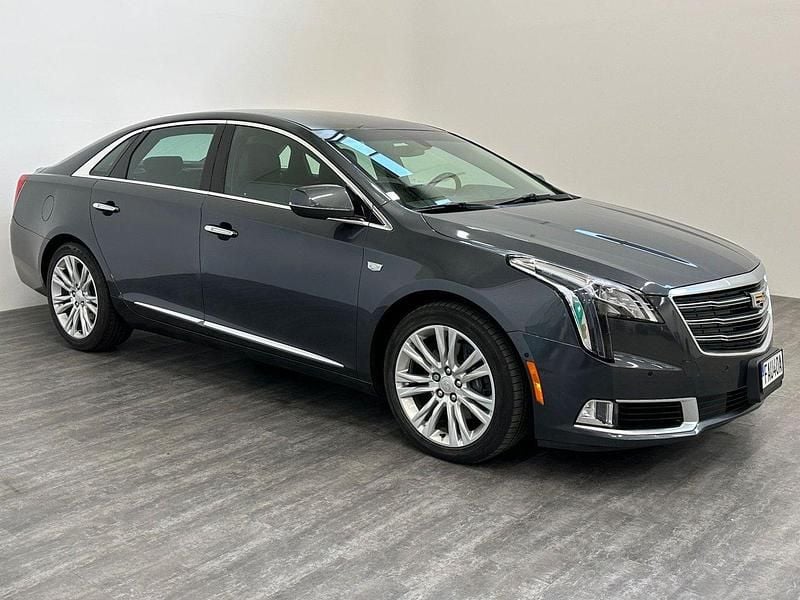Mörkgrå (grå) Begagnad 2018 Cadillac XTS Sedan | 399 000 kr - Bild 1/4