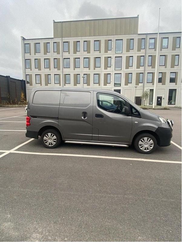 Grå Begagnad 2013 Nissan NV200 Van | 56 000 kr (Marknadspris) - Bild 1/4