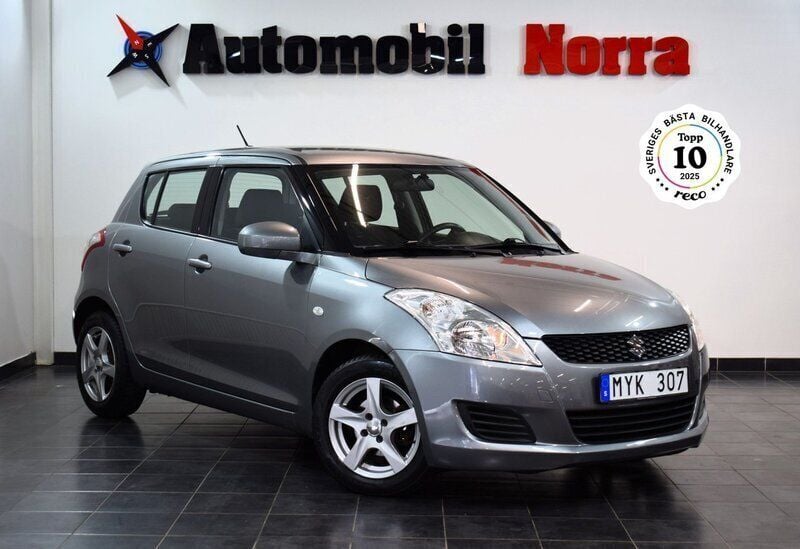 Grå Begagnad 2012 Suzuki Swift Comfort Halvkombi | 69 900 kr (Marknadspris) - Bild 1/3