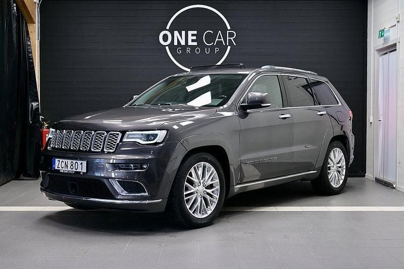 Grå Begagnad 2017 Jeep Grand Cherokee Summit SUV | 324 900 kr - Bild 1/4