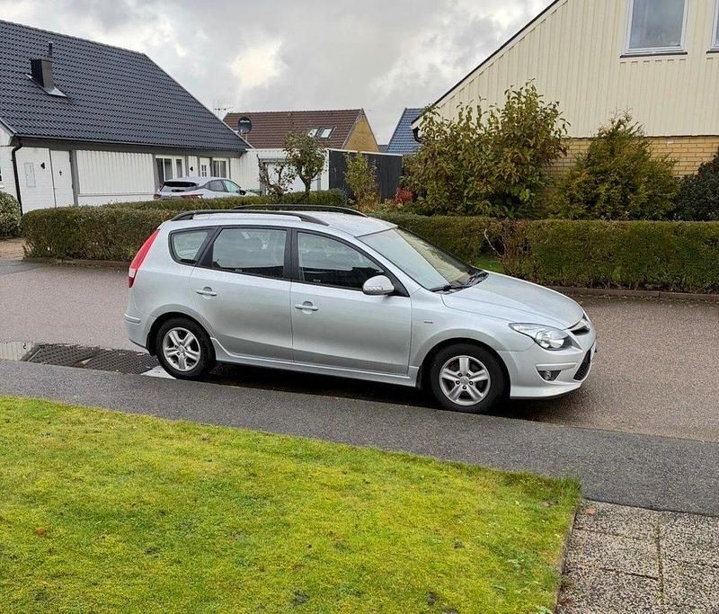 Silver Begagnad 2011 Hyundai i30 Kombi | 59 000 kr (Lite dyr) - Bild 1/1