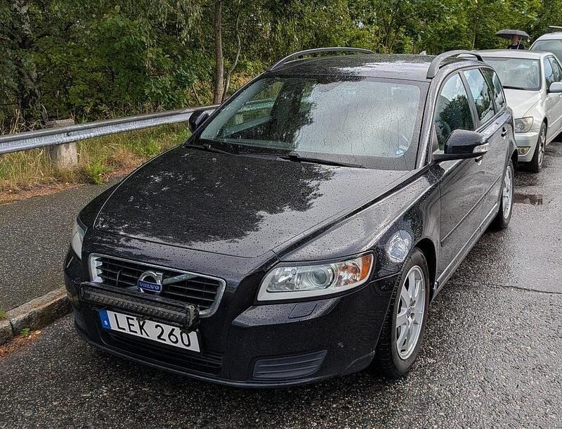 Svart Begagnad 2011 Volvo V50 Kinetic Kombi | 39 900 kr (Superpris) - Bild 1/4