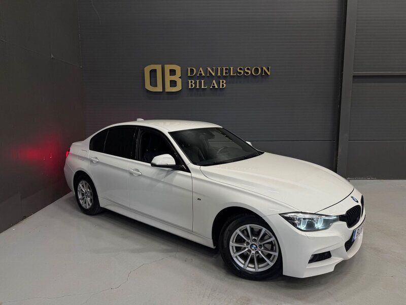 Vit Begagnad 2018 BMW 320 M Sport Sedan | 224 800 kr (Marknadspris) - Bild 1/4