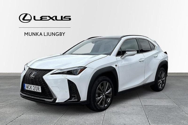 Vit Begagnad 2023 Lexus UX 250h Sport Design Packet SUV | 329 900 kr (Marknadspris) - Bild 1/4