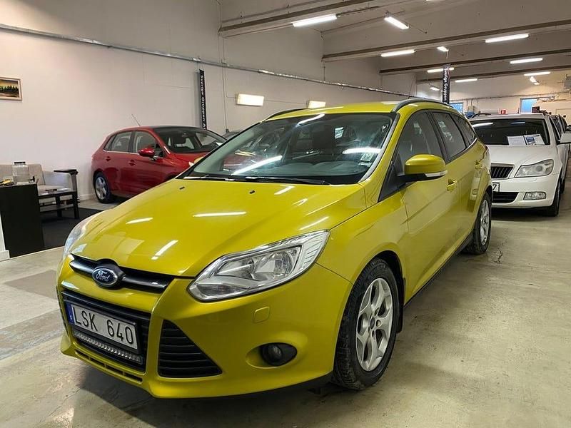 Begagnad Ford Focus Trend 95 HK (69 kW) 2011 Gul Kombi