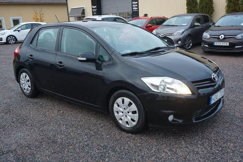 Svart Begagnad 2011 Toyota Auris Plus Halvkombi | 69 900 kr (Marknadspris) - Bild 1/4
