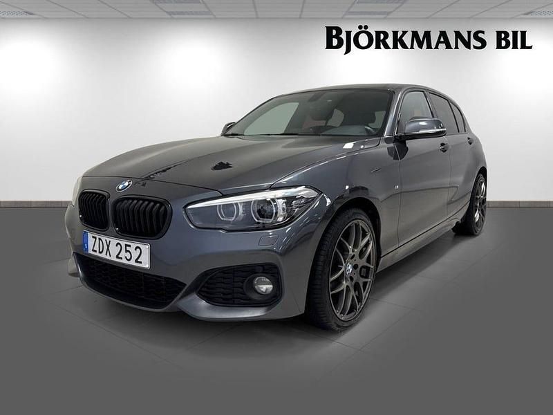 Grå Begagnad 2018 BMW 118 M Sport Halvkombi | 159 900 kr (Marknadspris) - Bild 1/4