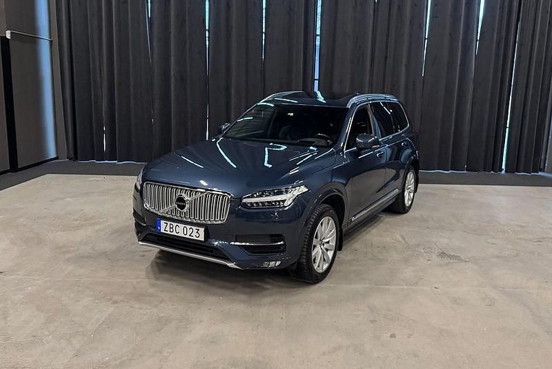 Mörkblå Begagnad 2017 Volvo XC90 Inscription SUV | 419 900 kr (Marknadspris) - Bild 1/4