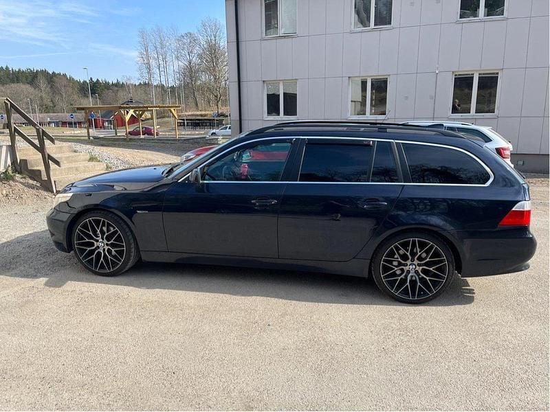 Blå Begagnad 2007 BMW 523 Kombi | 38 000 kr (Marknadspris) - Bild 1/4