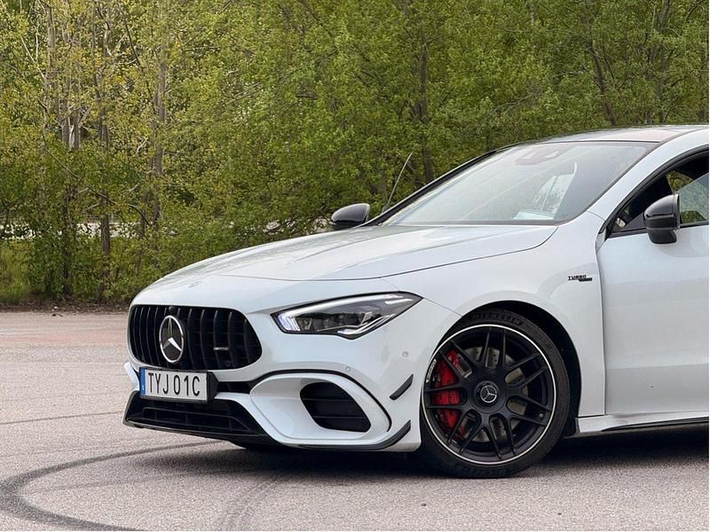 Vit Begagnad 2023 Mercedes CLA45 AMG AMG Sportkupé | 620 000 kr - Bild 1/4