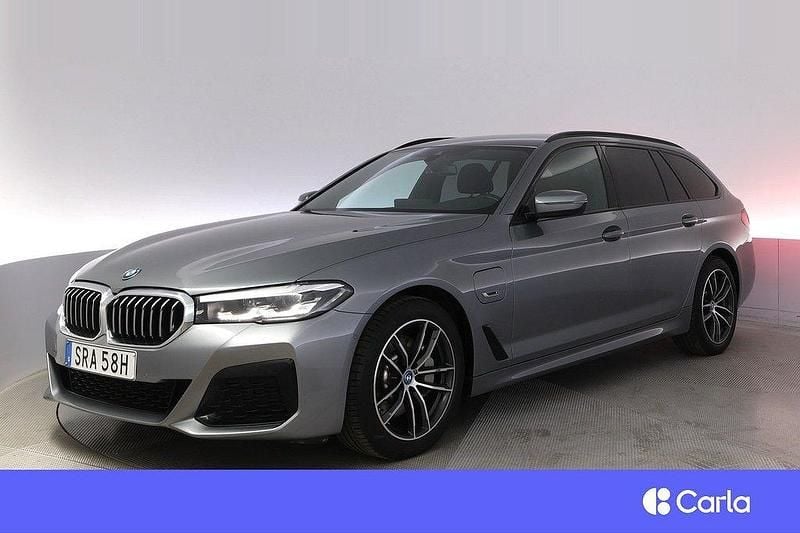Grå Begagnad 2023 BMW 530e M Sport Kombi | 496 900 kr (Dyr) - Bild 1/4