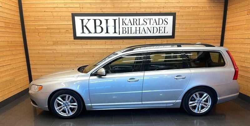 Ljusgrå (grå) Begagnad 2013 Volvo V70 Momentum Kombi | 79 900 kr (Marknadspris) - Bild 1/4