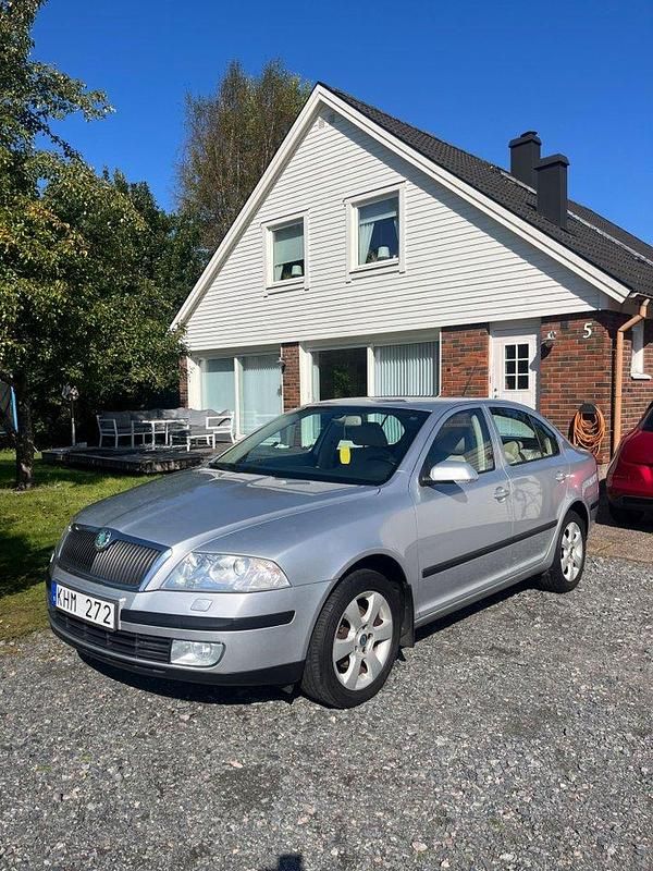 Silver Begagnad 2007 Skoda Octavia Halvkombi | 42 000 kr (Lite dyr) - Bild 1/4