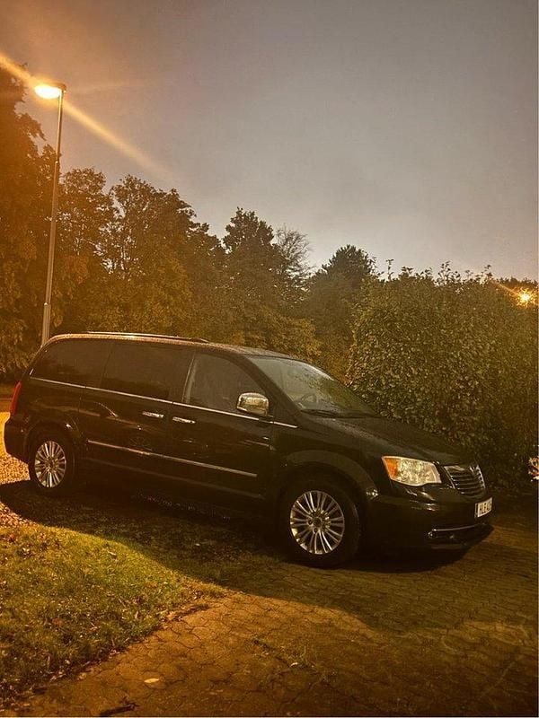 Svart Begagnad 2014 Lancia Voyager Minibuss | 150 000 kr (Marknadspris) - Bild 1/4