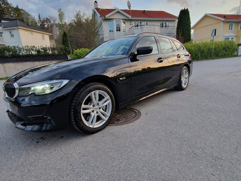 Svart Begagnad 2022 BMW 330e Sport Line Kombi | 299 000 kr (Superpris) - Bild 1/4