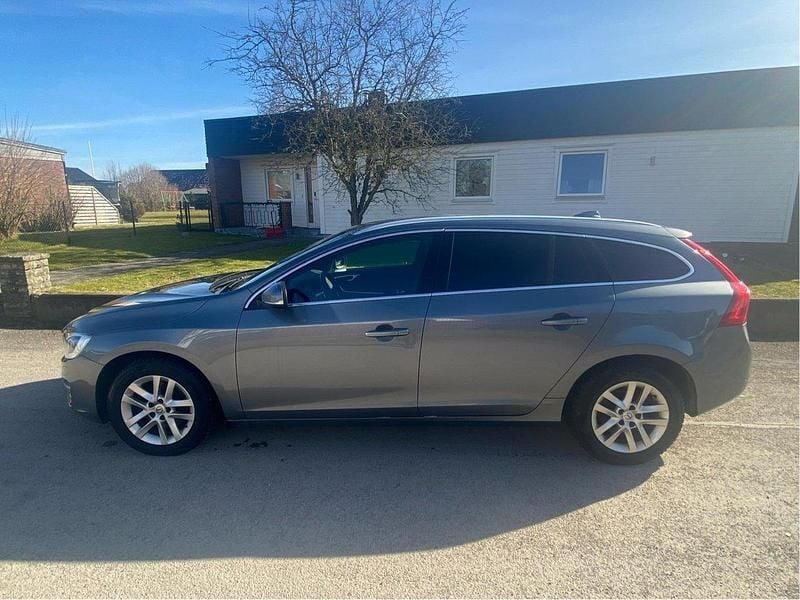 Grå Begagnad 2018 Volvo V60 Standard Kombi | 140 000 kr (Lite dyr) - Bild 1/4