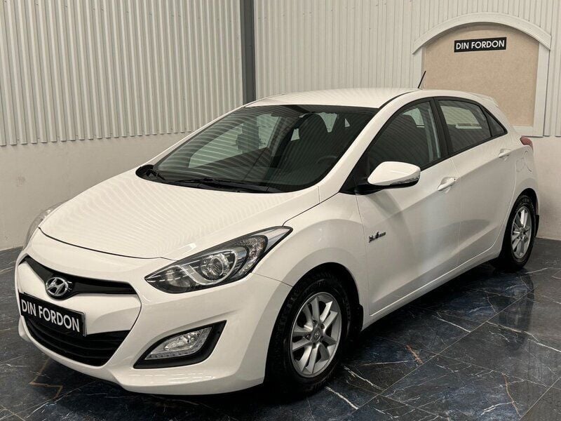 Vit Begagnad 2014 Hyundai i30 Halvkombi | 79 900 kr (Bra pris) - Bild 1/4