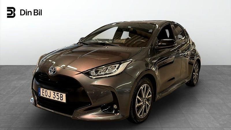 Mörkgrå Begagnad 2021 Toyota Yaris Hybrid Style Halvkombi | 209 900 kr (Marknadspris) - Bild 1/4