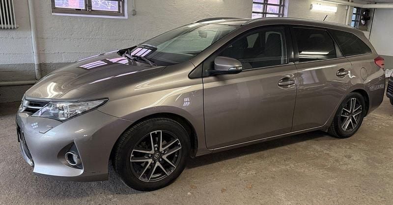 Brun Begagnad 2014 Toyota Auris Touring Sports Edition Kombi | 74 900 kr (Bra pris) - Bild 1/4
