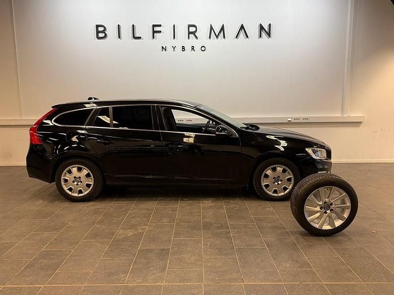 Svart Begagnad 2014 Volvo V60 Summum Kombi | 149 900 kr (Marknadspris) - Bild 1/4